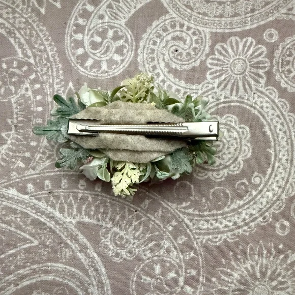 Elegant Floral Hair Clip with Pink and White Blooms - Picture 3 of 3